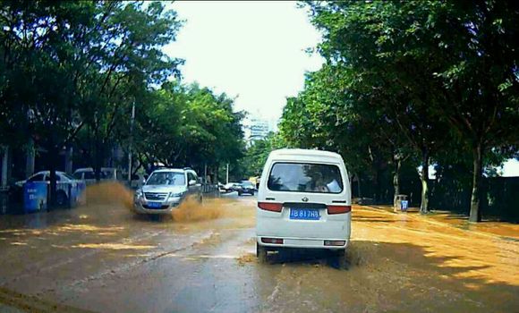 诅咒那些下雨天开车过水路不减速的司机-1.jpg