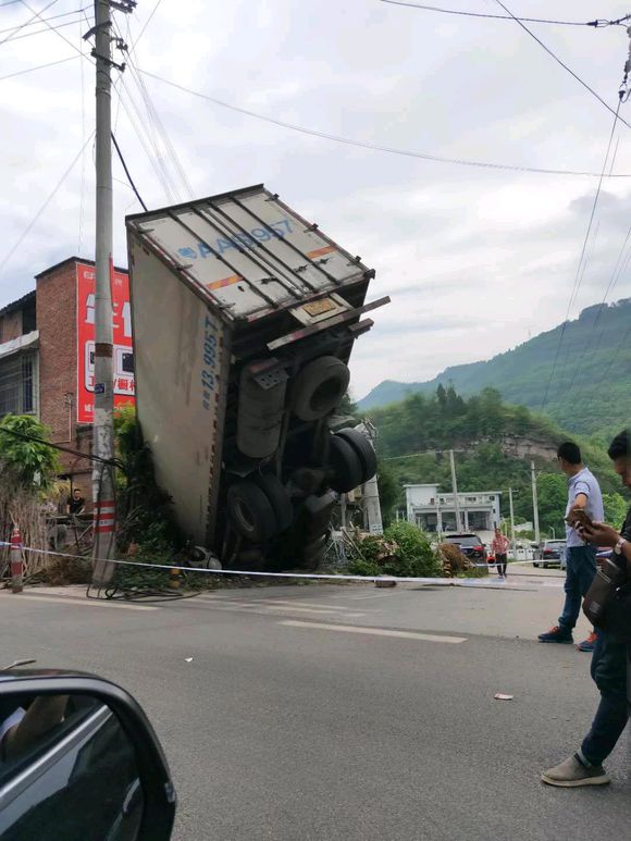 今天上班318高升垃圾站上面，开车需谨慎啊，看起好黑人哟！-3.jpg