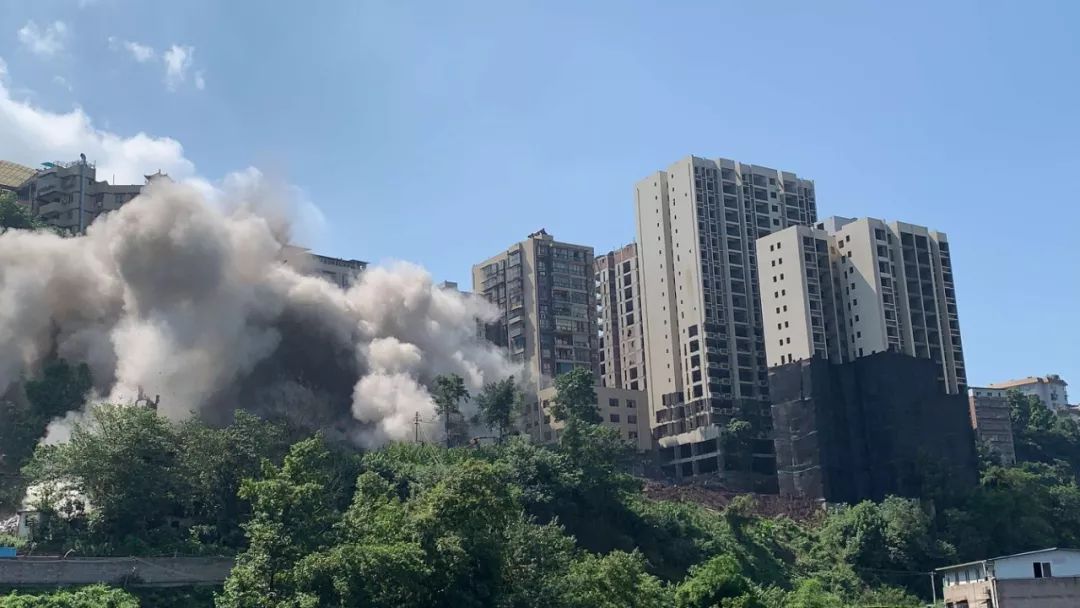 万州两栋违法建筑被爆破拆除