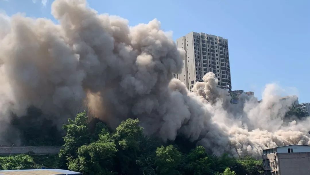 万州两栋违法建筑被爆破拆除