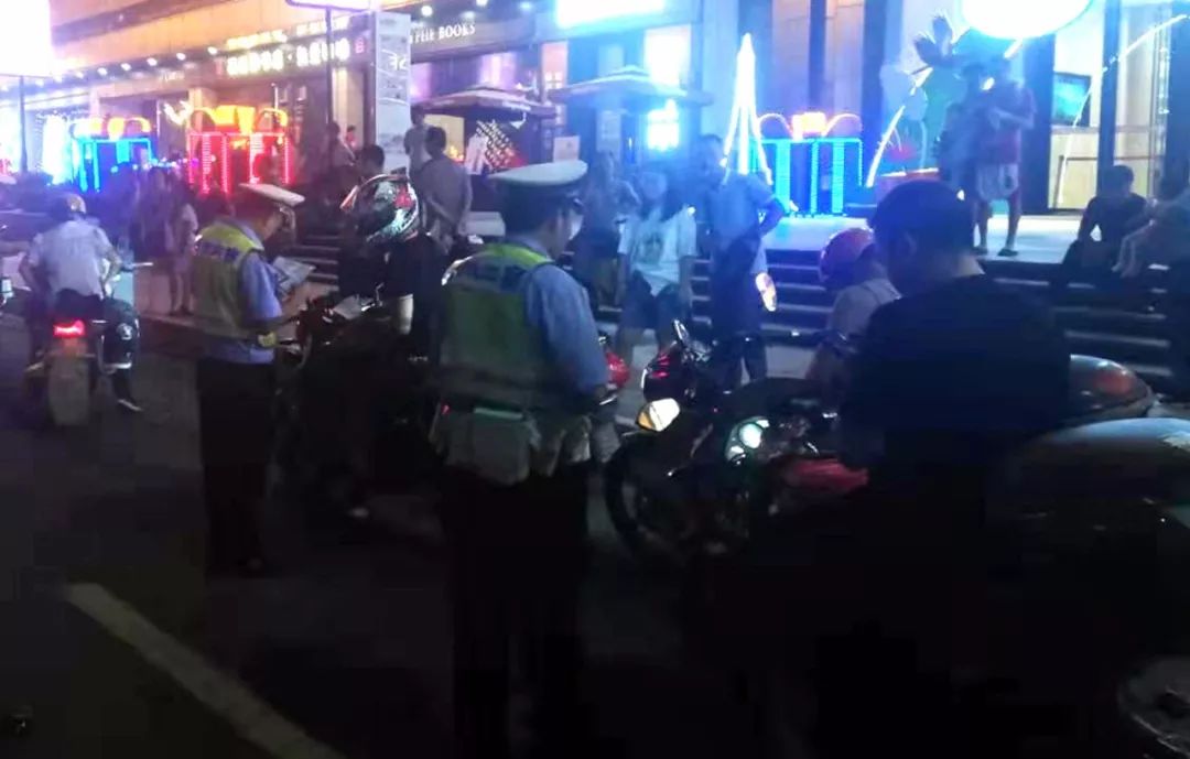 万州交巡警严查 “赛摩”噪音扰民