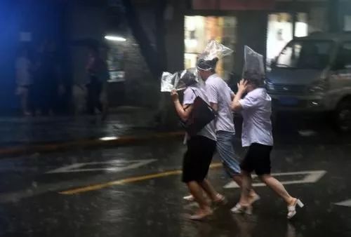 大暴雨袭击万州！城区多处积水