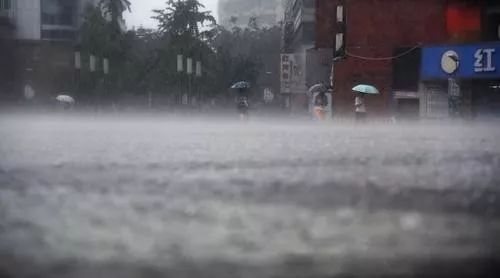 大暴雨袭击万州！城区多处积水