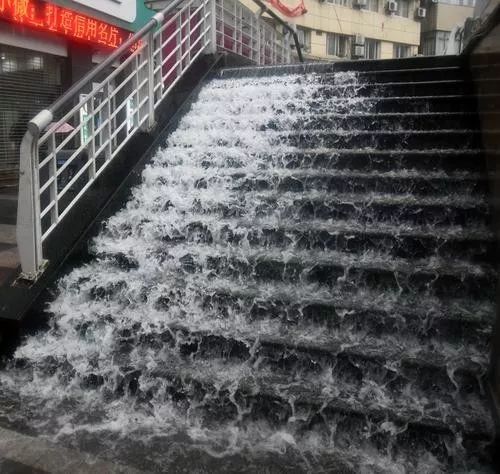 大暴雨袭击万州！城区多处积水