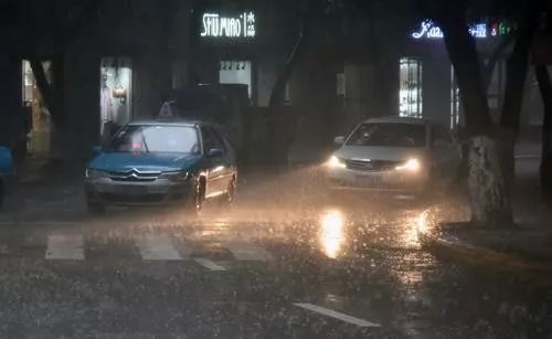 大暴雨袭击万州！城区多处积水