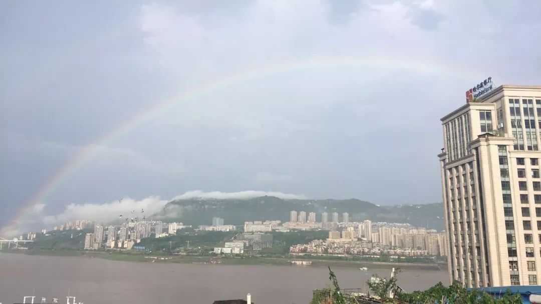 大暴雨袭击万州！城区多处积水